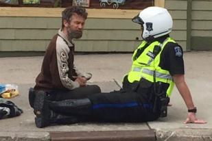 So Sweet, Polisi Kanada Duduk di Trotoar dengan Gelandangan 