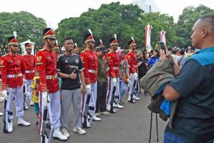 Warga Antusias Lihat Seremoni Pergantian Pasukan Jaga Istana