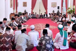 Presiden Jokowi Temui Ulama Banten Lesehan di Istana Negara