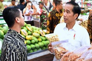 Presiden Jokowi Beli Amplang Ikan Tenggiri Saat Blusukan di Kalteng