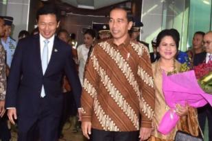 Jokowi Jalan Kaki dan Tanam Pohon Bersama PM Singapura