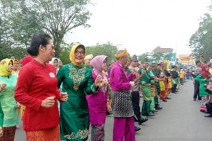 Jepin Massal-Berbusana Baju Kurung Terbanyak Catat Rekor MURI