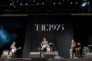 Malaysia Selidiki Aksi Ciuman Sesama Jenis di Konser The 1975