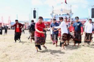 Peserta Festival Layangan Bali Gunakan Pakaian Adat