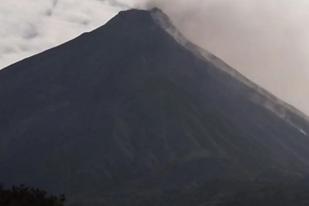 Gunung Karangetang Guguran Lava Capai 1.750 Meter