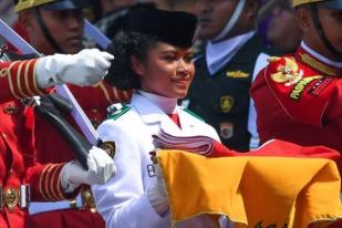 Sepatu Kiri Terlepas, Lilly Indriani Fokus Bawa Baki Bendera Pusaka