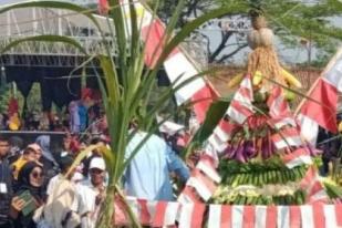 Warga Bekasi Gelar Hajat Bumi di Situ Abidin