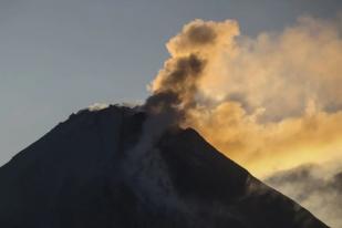 Gunung Merapi Luncurkan Guguran Lava 1,8 Kilometer