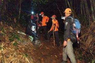 Tim SAR Evakuasi Pendaki Gunung Tampusu yang Cedera Kaki