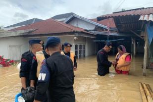 Satbrimob Jambi Evakuasi Korban Banjir di Sungai Penuh