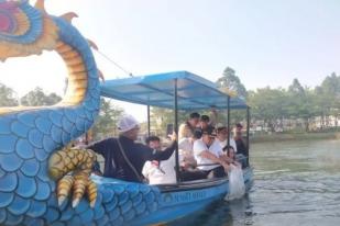 Jakarta Tebar 10.000 Benih Ikan Endemik di Waduk Citra