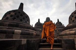 Umat Buddha dan Turis Mancanegara Ikuti Pawai Waisak di Magelang