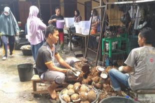 Pedagang Santan Jambi Sehari Habiskan 5.000 Kelapa