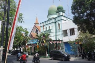 Kisah Toleransi Gereja dan Masjid yang Berdempetan di Solo