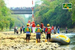 Komunitas Lingkungan Depok Kibarkan Bendera di Sungai Ciliwung