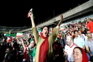 Gadis Iran Bakar Diri Sesudah Dilarang Nonton Sepak Bola di Stadion