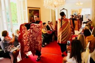 Hari Batik Diperingati di Roma dan Budapest