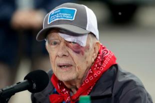 Cedera Tidak Halangi Mantan Presiden Jimmy Carter Jadi Relawan