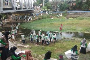 Santri Bantul Bersih-bersih Sungai Winongo