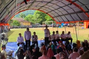 Presiden Jokowi Tinjau Posko Pengungsi di Ambon