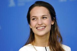 Alicia Vikander Selami Budaya Jepang untuk Film “Earthquake Bird”