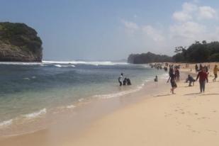 Pemkab Malang Kenalkan Surfing Malam Hari di Pantai Wedi Awu