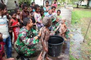 TNI Ajari Anak-anak Kogir-Papua Mandi Bersih