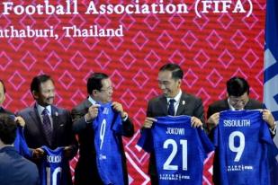 Jokowi Terima Jersey FIFA Nomor 21 