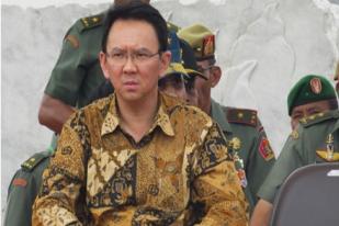 Di Pameran Alutsista, Ahok Naik Kendaraan Perang dan Mencoba Menembak 