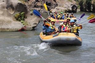 Polres Bondowoso Bangun Kebersamaan Lewat Arung Jeram