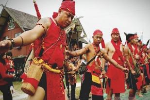 Ritual Adat Kotawaringin Timur Menarik Wisatawan Asing