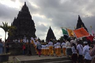 Umat Hindu Laksanakan Upacara Abhiseka Candi Prambanan