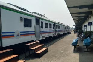 Sepuluh Kereta Api Jarak Jauh Mampir di Stasiun Karawang