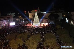 Warga Kristen Palestina Sambut Penyalaan Pohon Natal di Betlehem