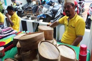 Disabilitas Lampung Sulap Limbah Kelapa Jadi Peci Unik