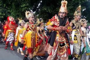 Nitilaku UGM Diikuti Peserta Berkostum Wayang, Pejuang, dan Adat