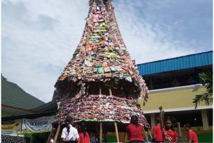 Siswa SD Karitas Purwokerto Membuat Pohon Natal dari Limbah Plastik