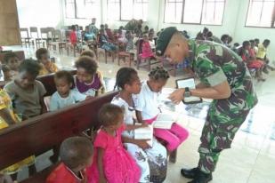 Personel TNI Bantu Mengajar Sekolah Minggu di Gereja Yabanda