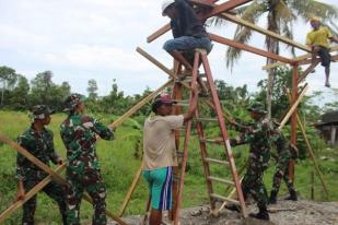 TNI Bantu Warga Iwaka Papua Bangun Tempat Mengaji