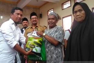 PWI Garut Beri Paket Kebutuhan Pokok Bagi Masyarakat Miskin