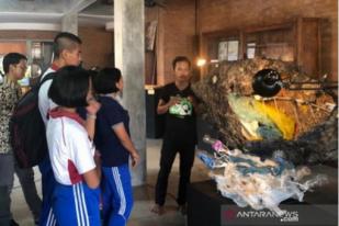 Puluhan Karya Seni dari Limbah Dipamerkan di Yayasan Manik Bumi