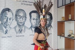 Seorang Guru Kenalkan Seni Dayak Deyah ke Penjuru Nusantara