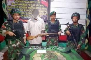 Eks OPM Serahkan Senpi Kepada TNI