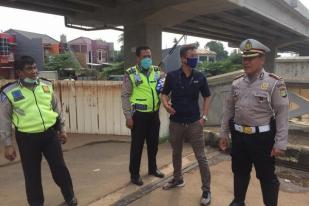 Warga Cipinang Melayu Tutup Jalan Antisipasi COVID-19