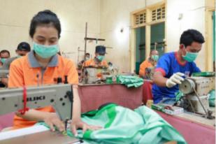 Gandeng UMKM, Banyuwangi Produksi Pakaian APD untuk Tenaga Medis