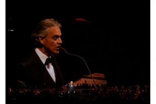 Andrea Bocelli Bernyanyi dari Katedral Milan yang Kosong pada Minggu Paskah