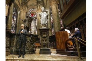 Jutaan Pemirsa Menonton Andrea Bocelli Menyanyi di Katedral Kosong