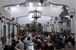 Warga Aceh Padati Masjid Salat Tarawih di Tengah Pandemi COVID-19