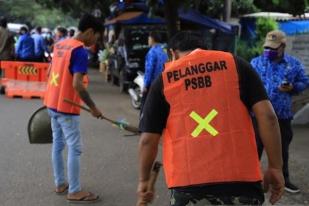 Pengendara di Tangerang Tak Gunakan Masker Dihukum Menyapu Jalan