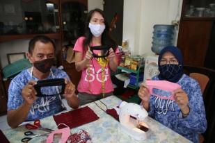 Penyandang Disabilitas Buat Masker Transparan Bagi Tunarungu